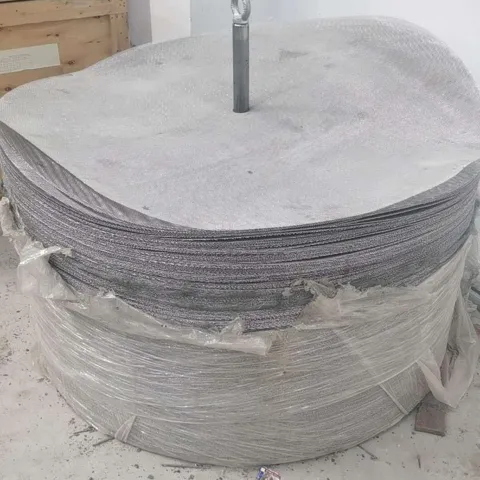 लिफ़्टिंग आई बोल्ट के साथ गोल स्टील मैट्रिक्स मेश शीट्स का स्टैक - काओलिन और फेल्डस्पार के लिए मैट्रिक्स